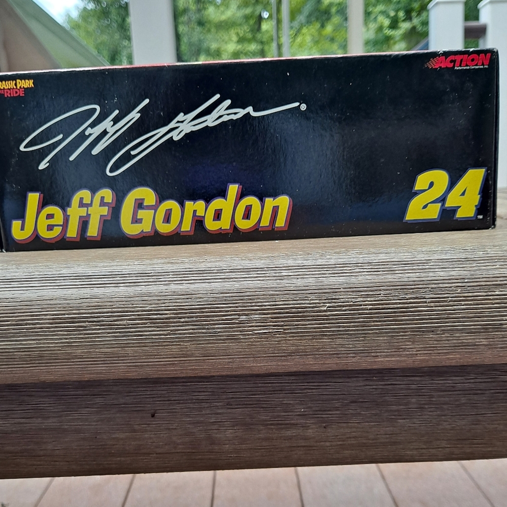1997 Jurassic Park 1:24 Scale #24 Jeff Gordon Winston Cup Collectible Car - Picture 8 of 8